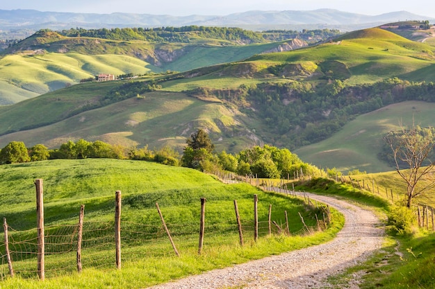 Vista panoramica della strada di campagna contro il cielo