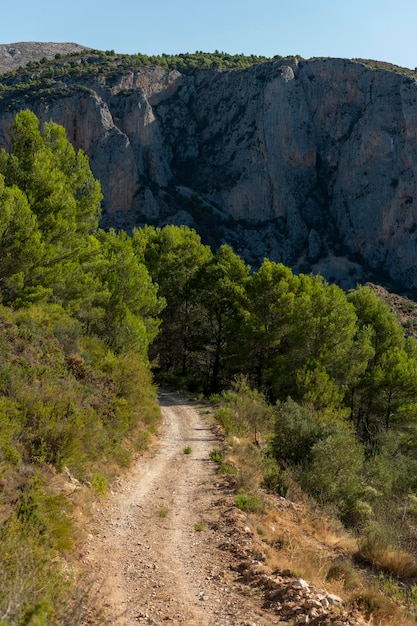 Vista panoramica della strada di montagna di ghiaia contro il cielo blu Costa Blanca Alicante Spagna