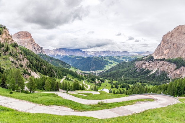 Vista panoramica della strada panoramica che attraversa il passo tra Val Gardena e Val Badia che porta al paese alpino di Colfosco