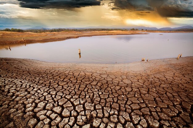 Vista panoramica della terra contro il cielo durante il tramonto