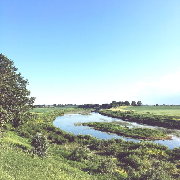 Vista panoramica della terra contro un cielo blu limpido