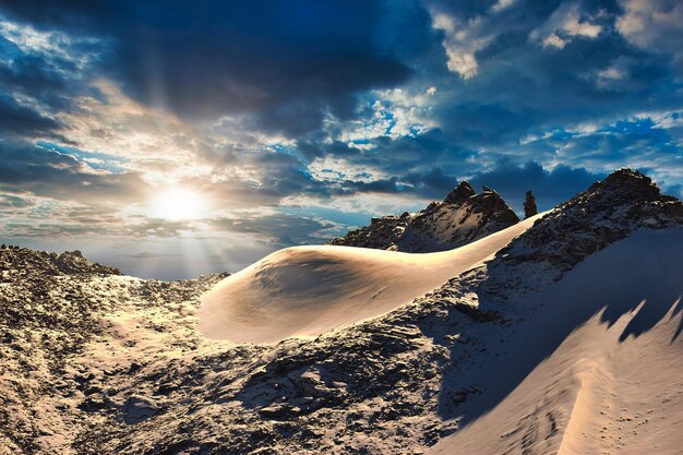 Vista panoramica della terra coperta di neve contro il cielo
