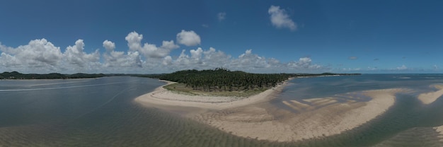 Vista panoramica della terraferma e dell'isola e dove il fiume incontra il mare