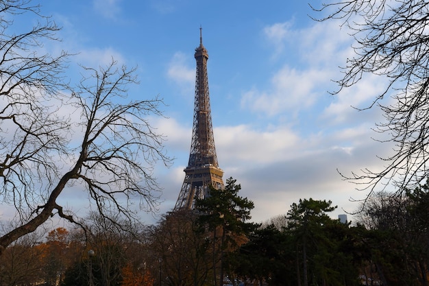 Vista panoramica della Torre Eiffel e del parco Champ de Mars in una bellissima e colorata giornata autunnale a Parigi