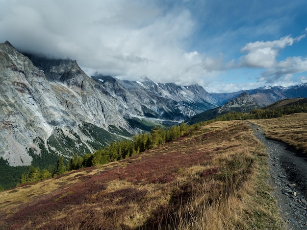 Vista panoramica della Valle d'Aosta con il bellissimo paesaggio delle montagne e il cielo delle nuvole