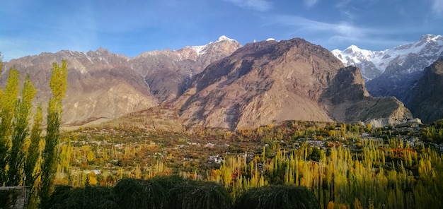 Vista panoramica della valle di Hunza in autunno con la neve ricoperta della montagna di Ultar Sar nella gamma di Karakoram.