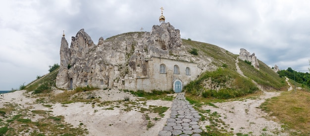 Vista panoramica della vecchia chiesa ortodossa dentro la montagna di gesso of