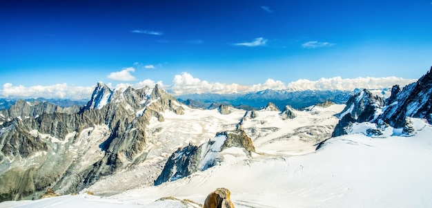 Vista panoramica delle Alpi innevate