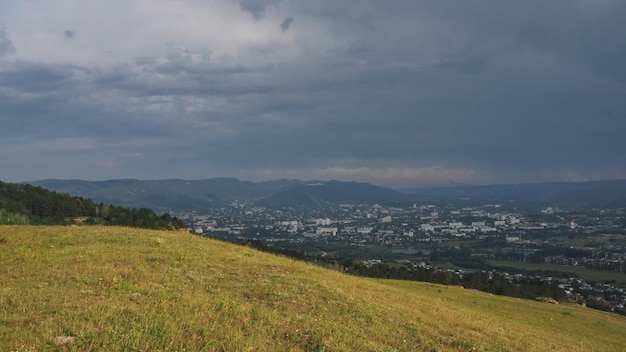 Vista panoramica delle antiche montagne e dei sobborghi della località turistica di Kislovodsk. Caucaso