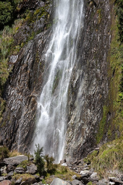 Vista panoramica delle cascate di Thunder Creek in Nuova Zelanda