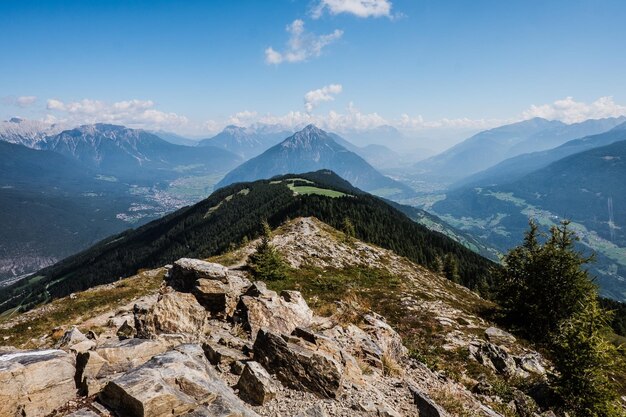 Vista panoramica delle cime delle montagne intorno a Pitztal in Tirolo