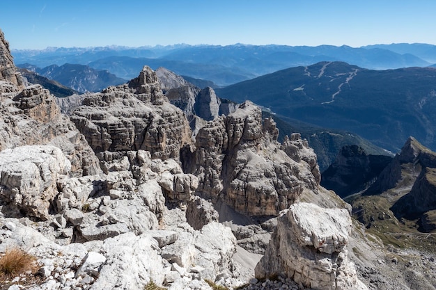 Vista panoramica delle famose cime delle Dolomiti Brenta Trentino Italia