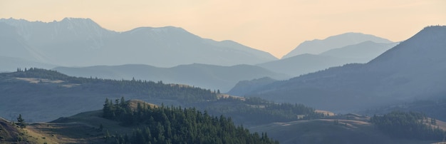 Vista panoramica delle montagne alla luce della sera