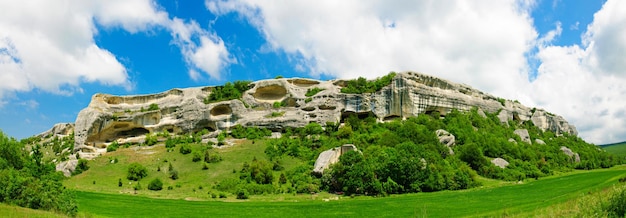 Vista panoramica delle montagne con la città antica Eski Kermen della caverna in Crimea, Ukraine
