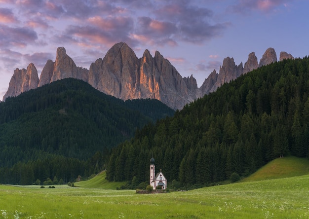 Vista panoramica delle montagne contro il cielo durante il tramonto