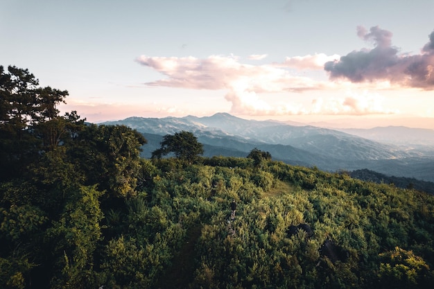 Vista panoramica delle montagne contro il cielo durante il tramonto