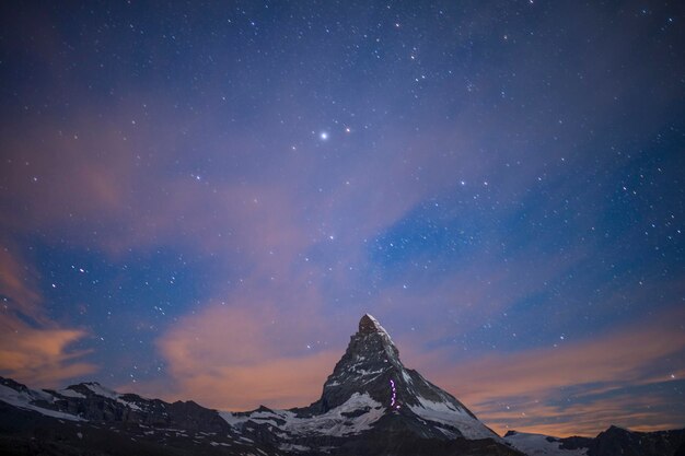 Vista panoramica delle montagne contro il cielo notturno