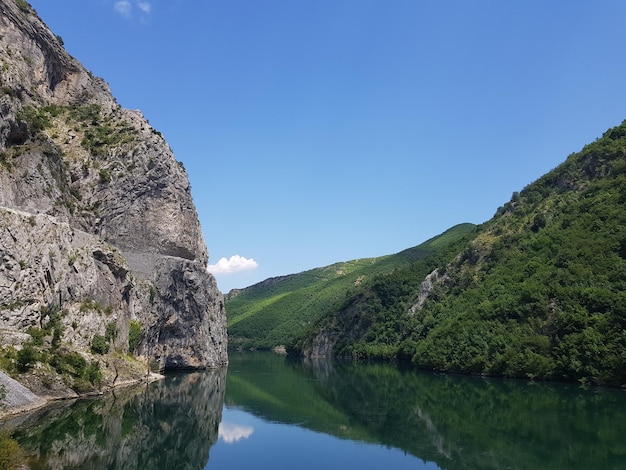 Vista panoramica delle montagne contro un cielo blu limpido