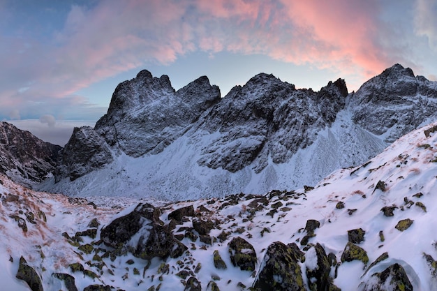 Vista panoramica delle montagne coperte di neve contro il cielo durante il tramonto