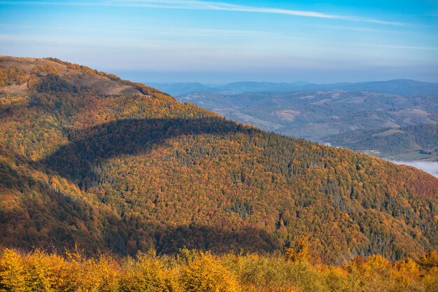 Vista panoramica delle montagne dei Carpazi autunnali