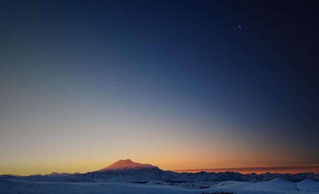 Vista panoramica delle montagne del Caucaso del monte Elbrus