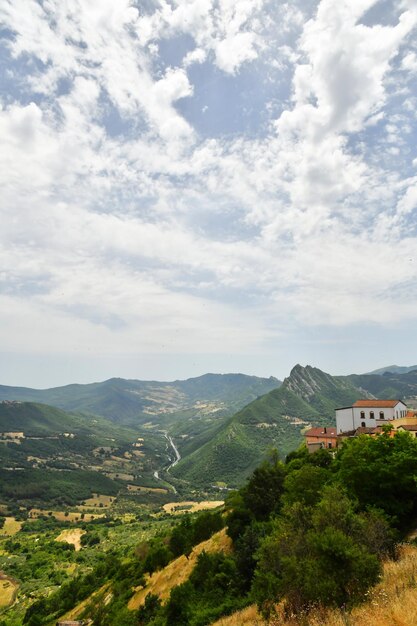 Vista panoramica delle montagne della Basilicata nella provincia di Potenza, in Italia