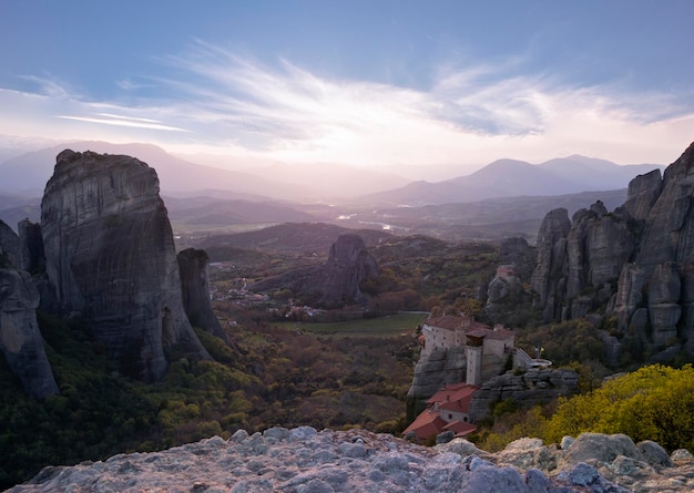 Vista panoramica delle montagne di Meteora e del monastero di Rusanou dal ponte di osservazione in Grecia