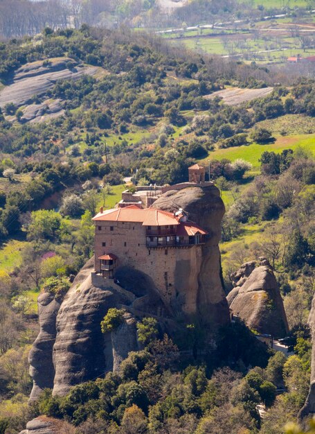 Vista panoramica delle montagne di Meteora e del monastero di San Nicola di Anapavsas dalla Grecia