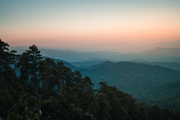 Vista panoramica delle montagne durante il tramonto