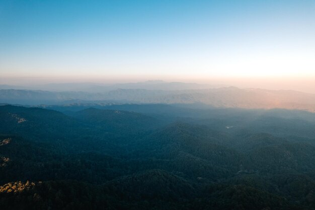 Vista panoramica delle montagne durante il tramonto