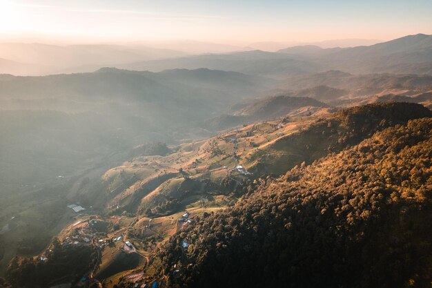 Vista panoramica delle montagne durante il tramonto