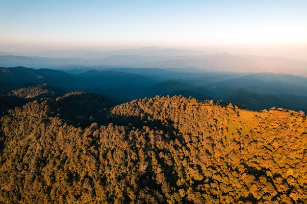 Vista panoramica delle montagne durante il tramonto