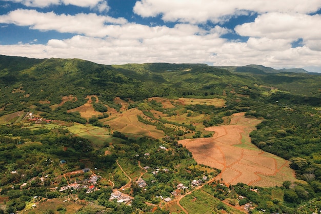 Vista panoramica delle montagne e dei campi dell'isola di Mauritius.Paesaggi di Mauritius.