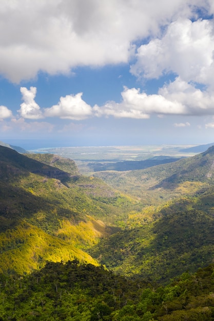 Vista panoramica delle montagne e dei campi dell'isola di Mauritius.Paesaggi di Mauritius.