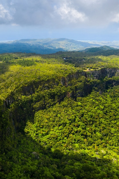 Vista panoramica delle montagne e dei campi dell'isola di Mauritius.Paesaggi di Mauritius.