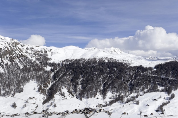 Vista panoramica delle montagne innevate contro il cielo in una giornata di sole