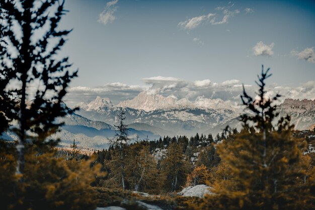 Vista panoramica delle montagne innevate contro il cielo