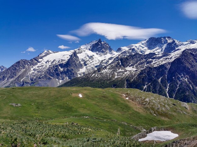 Vista panoramica delle montagne innevate contro il cielo