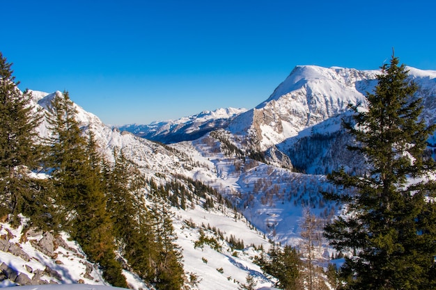 Vista panoramica delle montagne innevate contro un cielo blu limpido