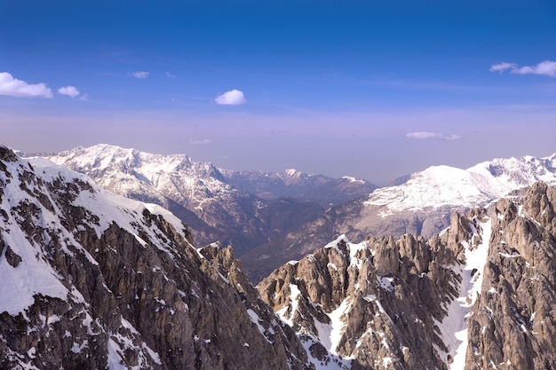 vista panoramica delle montagne innevate nelle Alpi austriache