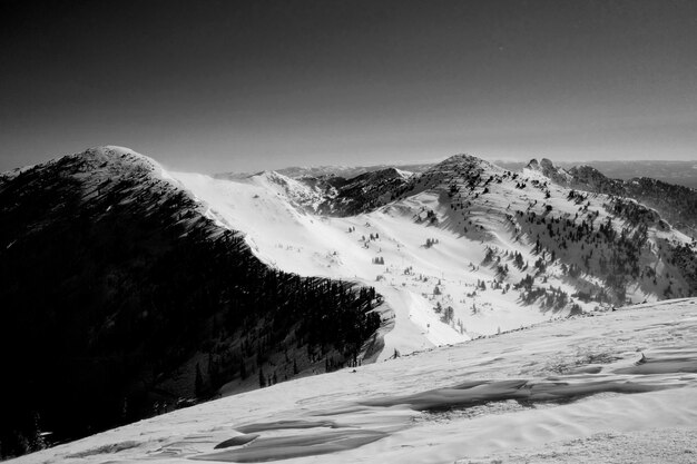 Vista panoramica delle montagne innevate