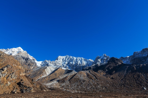 Vista panoramica delle montagne, regione di Kanchenjunga, Himalaya, Nepal.