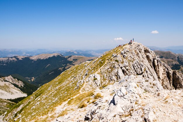 Vista panoramica delle montagne rocciose contro il cielo nel monte Terminillo di Micigliano, in Italia