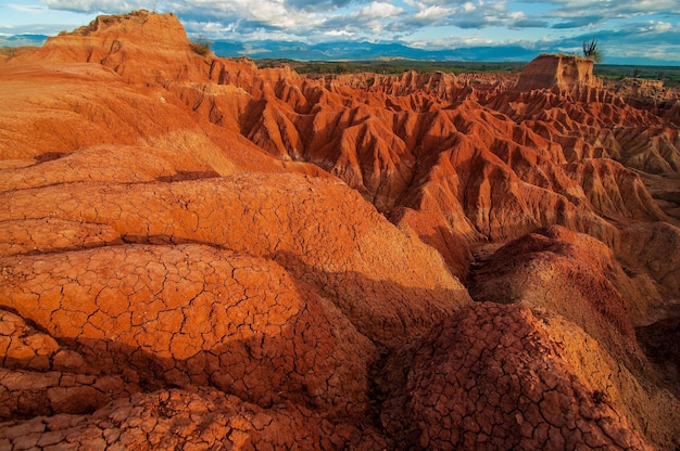 Vista panoramica delle montagne rocciose nel deserto di Tatacoa