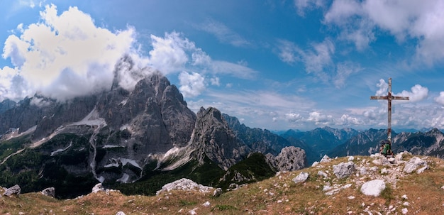 Vista panoramica delle montagne rocciose sul cielo