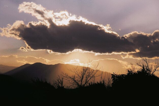 Vista panoramica delle montagne silhouette contro il cielo al tramonto