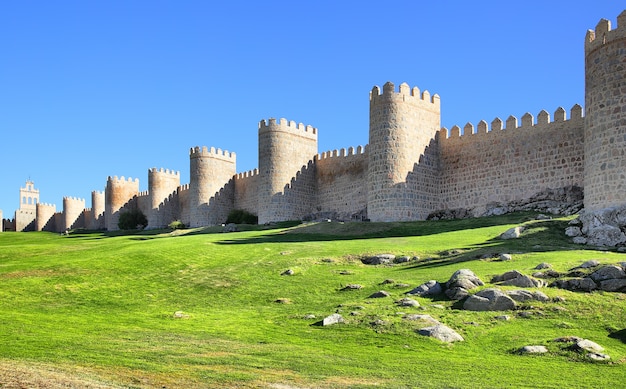 Vista panoramica delle mura medievali della città di Avila, Spagna