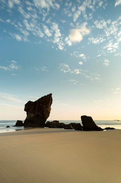 Vista panoramica delle rocce e del mare a Playa del Aguilar a Muros de Nalon costa asturiana della Spagna