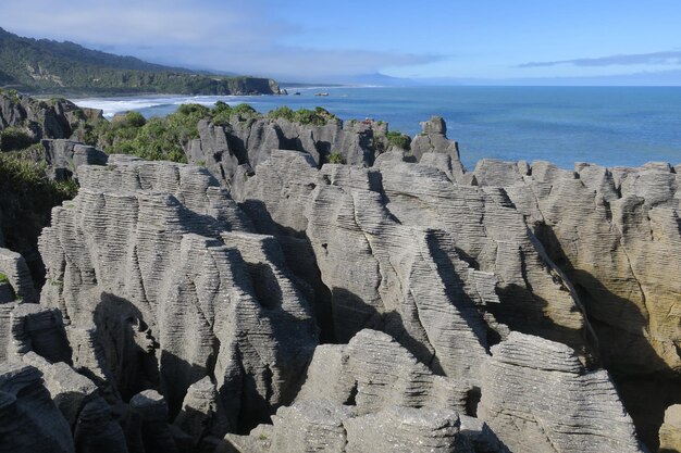 Vista panoramica delle rocce e del mare sul cielo