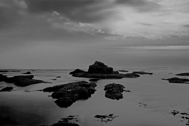 Vista panoramica delle rocce in mare contro il cielo